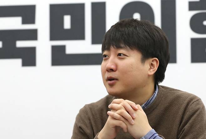 연합뉴스와 인터뷰하는 이준석 대표  (서울=연합뉴스) 하사헌 기자 = 국민의힘 이준석 대표가 24일 서울 여의도 국회에서 연합뉴스와 인터뷰하고 있다. 2021.12.26
 toadboy@yna.co.kr