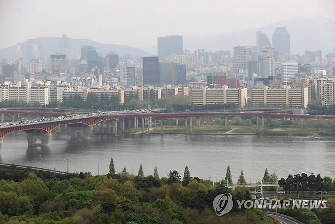 서울 한강변 아파트 [연합뉴스 자료사진] 지난 4월 22일 오후 서울 성동구 응봉산에서 바라본 강남구 일대 아파트단지. 2021.4.22