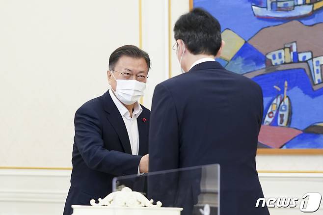 문재인 대통령이 27일 청와대에서 열린 '청년희망 온(ON) 참여기업 대표 초청 오찬 간담회'에서 이재용 삼성전자 부회장과 인사하고 있다. 2021.12.27/뉴스1 © News1 이광호 기자