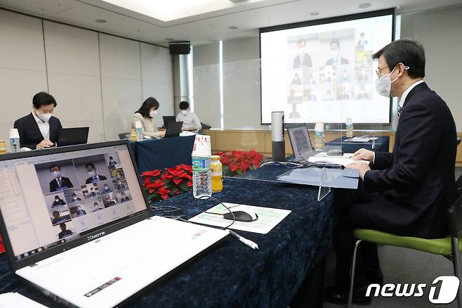 수산물 수출업계와  간담회를 갖고 있는 문성혁 해양수산부 장관© News1