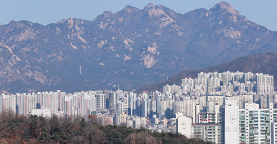 26일 오후 서울 마포구에서 바라본 은평구와 서대문구 일대 아파트 단지 모습. 연합뉴스