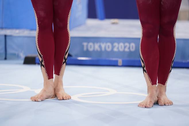 독일 여자 체조 선수들이 지난달 25일 도쿄올림픽 기계체조 여자 예선에서 노출이 많은 기존 유니폼과 달리 발목까지 덮는 유니타드 스타일의 유니폼을 입고 있다.  도쿄 | AP연합뉴스