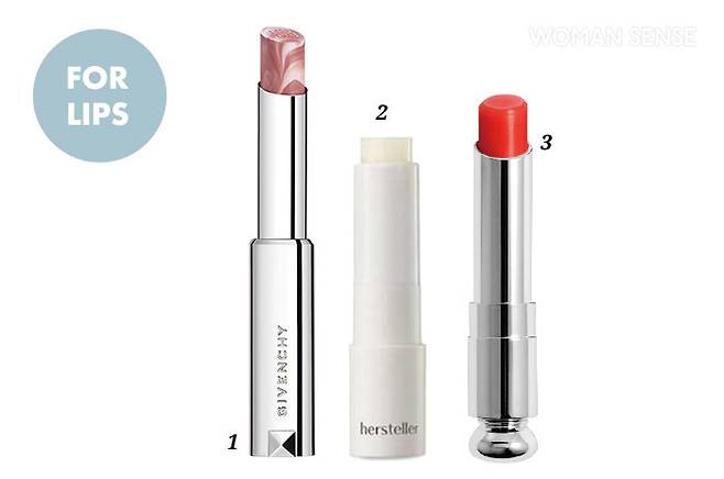 1 지방시 뷰티 로즈 퍼펙토 시어버터와 히알루론산 등이 입술의 건조함을 방지하는 컬러 립밤. 스킨케어 성분을 결합한 마블 텍스처가 입술에 수분감을 주는 동시에 자연스러운 컬러감을 더해준다. 2.8g 4만7천원대. 2 허스텔러 니어바이 리차징 립밤 시어버터와 스위트아몬드, 호호바씨 등 5가지 식물성 오일을 함유해 입술 각질을 잠재우고 촉촉한 보습막으로 입술을 보호한다. 3.8g 1만4천원. 3 디올 어딕트 립글로우 서울 스칼렛을 포함한 3가지 컬러가 추가된 컬러 립밤계의 전설. 체리 오일이 입술 보호막을 강화하고, 시어버터가 보습막을 오랜 시간 유지해준다. 3.2g 4만5천원대.