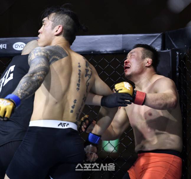 유상훈이 김재영(오른쪽)을 그로기 상태로 몰자 2라운드 4분 1초에 레프리가 경기를 중단시키고 있다. 이주상기자 rainbow@sportsseoul.com