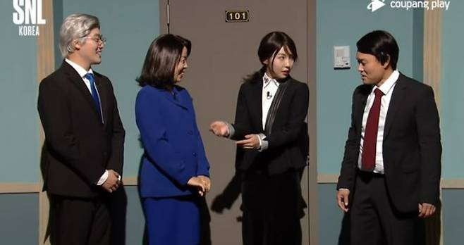쿠팡플레이의 ‘SNL코리아’가 공개한 영상에서 배우들이 이재명 후보와 부인 김혜경씨, 윤석열 후보와 부인 김건희 씨 역을 맡아 풍자 연기를 하고 있다.