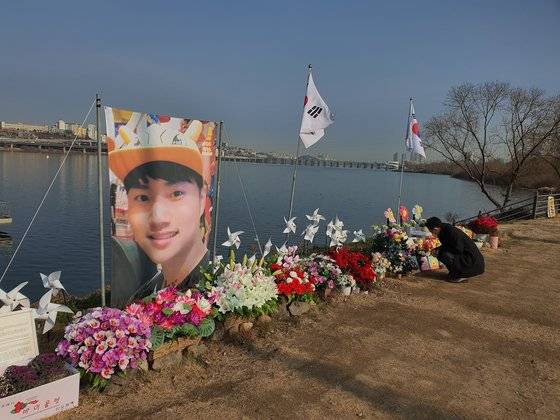 지난 23일 오전 손현씨가 지난 4월 아들 정민씨가 친구와 술을 마시고 실종된 뒤 시신으로 발견된 지점 인근에 시민들이 마련한 추모 공간을 찾아 곰돌이 푸 인형 등을 보고 있다. 강주안 기자