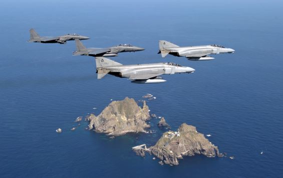 F-15K, F-4D 전투기, 독도 상공 초계비행  - 공군 F-4D 팬텀 전투기와 F-15K 전투기가 8일 오전 독도 상공에서 임무교대 초계비행을 실시하고 있다. 공군 제공