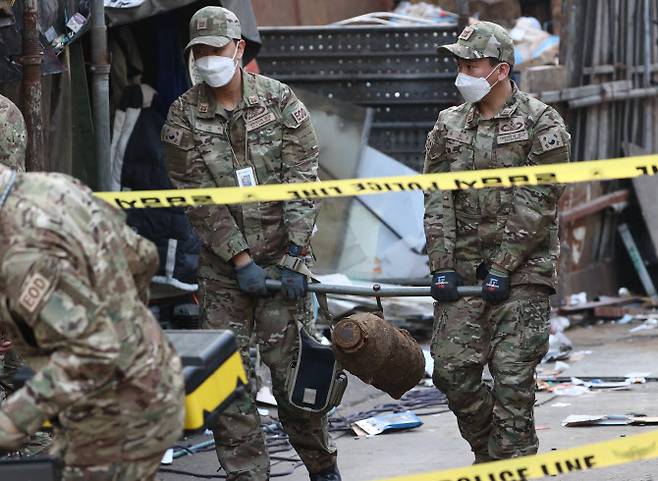 지난 7일 오후 서울 마포구 신수동의 한 고물상에 폭발물로 의심되는 철제 물품이 발견됐다는 신고가 들어와 군 폭발물 처리반(EOD)이 출동, 폭발 의심 물체를 옮기고 있다. (사진=연합뉴스)