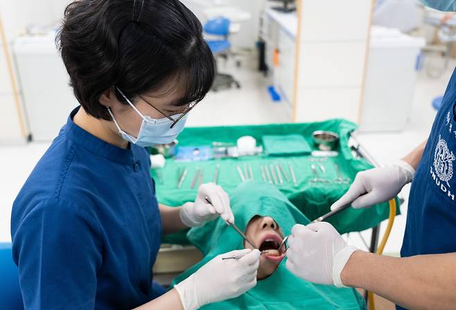 　◇고령화 시대 음식을 섭취하는 첫 관문인 구강을 건강하게 관리하는 것이 중요하다. 사진은 서울대치과병원 조영단 교수의 진료 모습.