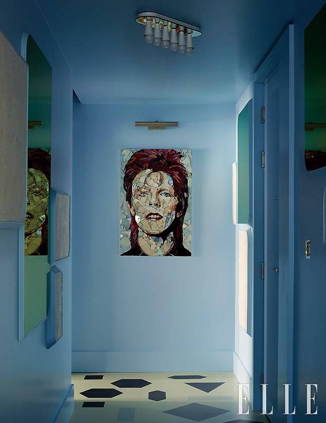 데이비드 보위의 초상화를 벽에 걸고 소우다(Souda)의 조명 ‘에코(Echo)’를 달아 천장을 장식한 복도.