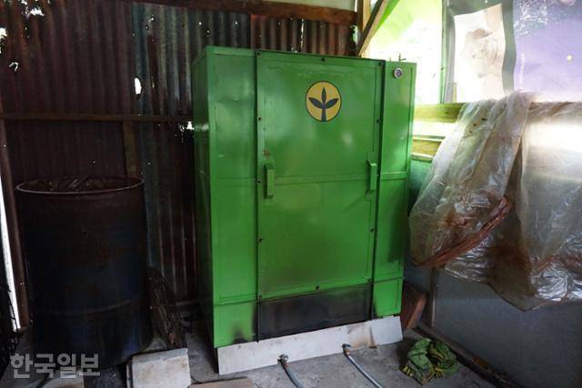 인도네시아 족자 블레베란 마을의 수르티나씨가 버섯을 잘 기른 대가로 받은 녹색 버섯 배지 멸균기. 왼쪽 드럼통은 이전에 쓰던 버섯 배지 멸균기다. 블레베란=고찬유 특파원