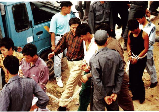 1994년 9월 21일 현장 검증을 위해 포승에 묶인 채 걸어가고 있는 지존파 사건의 범인들. 지존파 일당인 이들은 전남 영광군 불갑면 금계리 소재 농가주택을 개조, 지하실에 시체 소각로를 만들어 놓았을 뿐만 아니라 인육을 먹기까지 한 살인 조직으로 밝혀져 온 사회를 경악케 했다. 지존파 전원은 사형을 선고받았으며 1995년 11월 2일 두목 김기환을 포함해 6명은 형장의 이슬로 생을 마감했다. 한국일보 자료사진