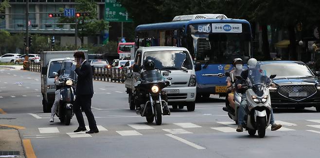 배달 오토바이들이 신호를 위반해 달리고 있다. [중앙일보]