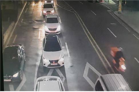 배달 오토바이가 중앙선을 넘어 달리고 있다. [사진 서울 용산경찰서]