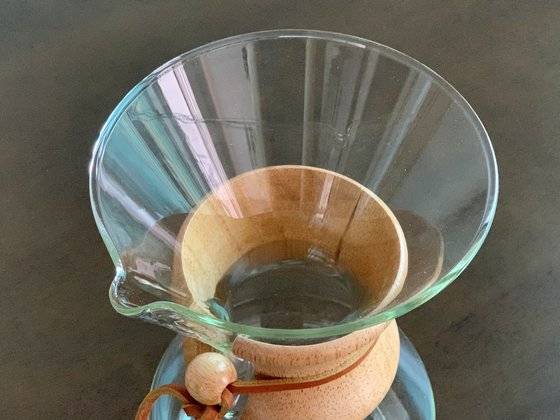 주둥이로 착각했던 에어 채널. 핸드드립 커피를 내릴 때 뜨거운 물에서 나오는 수증기 때문에 높아진 압력이 이 에너채널로 빠져 나온다. 케맥스 드리퍼는 에어 채널이 좁아 배출되는 수증기의 양이 적기 때문에 커피 향이 잘 보존된다. [사진 권민경]