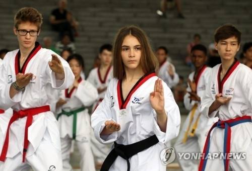 외국 태권도 수련생들이 태극 품새 동작을 배우고 있다. [연합뉴스 자료사진]