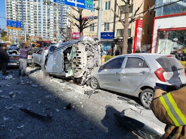 0일 낮 12시 30분쯤 부산 연제구 연산동 홈플러스 5층 주차장에서 택시가 건물 밖 도로로 추락해 신호대기중인 차량 10여대를 덮쳤다. / 사진=부산경찰청