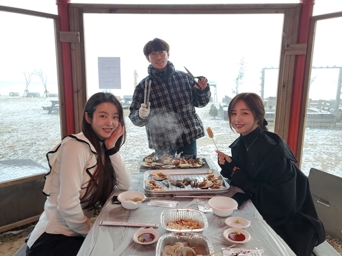 Singer In a political environment showed off his unique friendship with Safety boys and Park Sung Yeon.In a political environment released a picture on his official SNS channel on the afternoon of the 30th.In a political environment in the public photos captures the Sight by eating shellfish as well as giving a warm smile with the same family members, Safety lessons, Park Sung Yeon and bright smile.Earlier, In a political environment appeared on MBC every1 Korean Foreigners, revealing a part of the first single Garagra, raising expectations by saying that it is preparing a new song with hit song composer Cho Young-soo.On the other hand, In a political environment is currently in the process of preparing for singles, and will continue to meet the public with various activities.