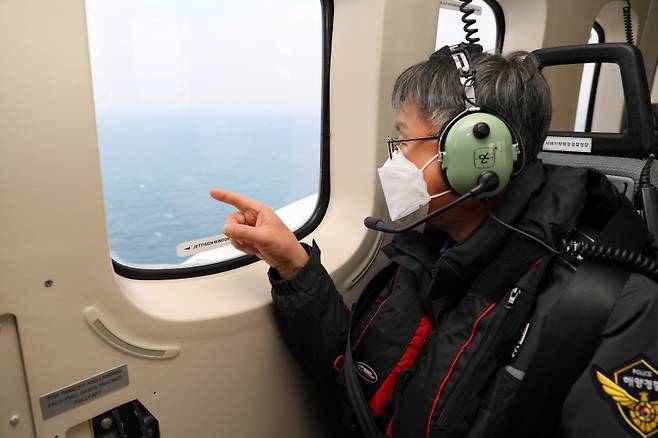 김종욱 서해지방해양경찰청장이 헬기를 타고 서해 한·중 잠정조치수역을 둘러보고 있다/사진제공=서해해경청