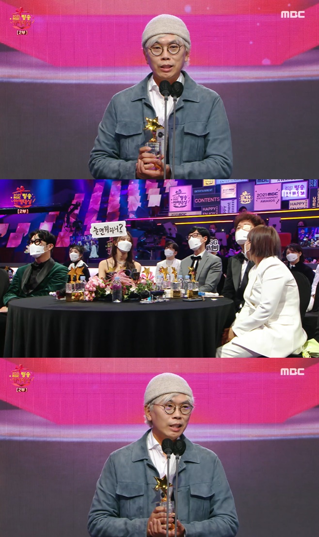 Kim Tae-ho PD finishes MBC life filled with 20 years and walks on the reader route.At the last awards ceremony he attended, Persona Yoo Jae-Suk won the grand prize and added meaning.In addition, Kim Tae-ho PDs new What to Play after the Infinite Challenge myth has made his presence more pronounced.On the night of the 29th, 2021 MBC Broadcasting Entertainment Grand Prize was broadcast live.On this day, the cast won the Grand Prize, the Grand Prize, the New Artist Award, the Best Character Award, the Best Couple Award, and the Best Teamwork Award.Kim Tae-ho PD, who came to the stage for the award, left MBC, which has been in the spotlight since 2001, after this month.Kim Tae-ho PD impressed viewers with his award testimony of the past.PD Kim Tae-ho said: What do you do when you play? has done a lot this year too.Spring was Love You and Weed You with viewers and gave a small impression, but in the summer there was a midsummer ballad craze caused by MSG Wannabe members.And the meeting between Yoo and Wuhan Sangsa Jung seems to have completed the connected world view of Infinite Challenge and What do you do when you play?I am grateful to the Jeong Jun-ha Haha Shin Bong-sun, who has been a family member by the Yoo Jae-Suk for the past two years. I joined the company in January 2001 (Leave) and I thought it would be exciting, but I liked MBC quite a bit, he said. I tried to stay if I caught it one more time, but I didnt catch it.I worked 15 of 20 years on Saturday evening, and that time was able to hold on with Yoo Jae-Suk.I want to say I respect you. He thanked Yoo Jae-Suk, who has written history together.Kim Tae-ho PD said, Yeouido will fill 7 years, Ilsan 7 years, Sangam 7 years.There was an opportunity to attend the entertainment awards every year, with a small number of people in some years and a rich number of people in some years.This year is the 60th anniversary of MBC. I hope that there will be a place to be together with a new and good program on the 70th and 80th anniversary. He said, I have always received a lot of awards, but I have never talked about my program.I think it is the last live awards ceremony in my life. He expressed his gratitude for his family and finally showed tears.Kim Tae-ho PD made Infinite Challenge and stood as a pillar of MBC.After the end of Infinite Challenge which ran for 13 years, I joined with Yoo Jae-Suk to launch What do you play and create a new Yoo Jae-Suk Universe.In particular, this year, Haha and Jeong Jun-ha were summoned to rebuild the members that Yoo Jae-Suk could operate, laying the foundations for the program to run long.On this day, Haha Jin-ha attended the MBC Broadcasting Entertainment Awards ceremony in four years and won the main category, and the presence of Kim Tae-ho PD, who used them, was even brighter.Ironically, however, the more prominent the performance of What do you do when you play, the more likely MBCs future to lose the existence of a huge star PD named Kim Tae-ho from 2022 was.It is unclear whether the new production team is making a stable production after the takeover of What do you do, and a new program will surely come up and bring a new wind, but it will be able to fully fill the gap of Kim Tae-ho PD.