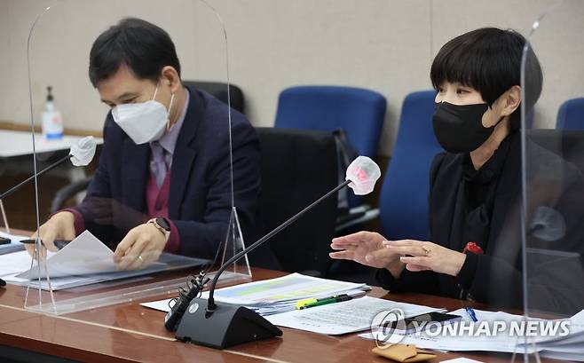 한국언론진흥재단, 2021년 신문잡지 이용조사 결과 발표 (서울=연합뉴스) 김승두 기자 = 황성운 문체부 미디어정책국장(왼쪽)과  김영주 언론진흥재단 미디어연구센터장이 30일 정부서울청사에서 열린 한국언론진흥재단 열독률 조사 결과를 발표하고 있다. 2021.12.30 kimsdoo@yna.co.kr