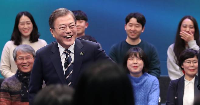 문재인 대통령이 2019년 11월 19일 오후 서울 상암동 MBC에서 열린 '국민이 묻는다, 2019 국민과의 대화'에서 질문을 받고 있다. /연합뉴스
