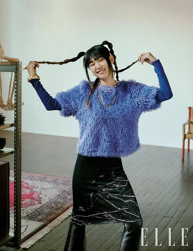 상의는 Dewe Heart Dewe. 스커트와 팬츠는 모두 Yuse. 목걸이와 반지는 모두 Avecthing. 팔찌는 H&M.