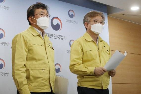 31일 서울 적선동 정부서울청사에서 권덕철(왼쪽) 중앙재난안전대책본부 1차장(보건복지부 장관)과 권칠승 중소벤처기업부 장관이 코로나19 중앙재난안전대책본부 정례브리핑을 하고 있다. 뉴시스 제공