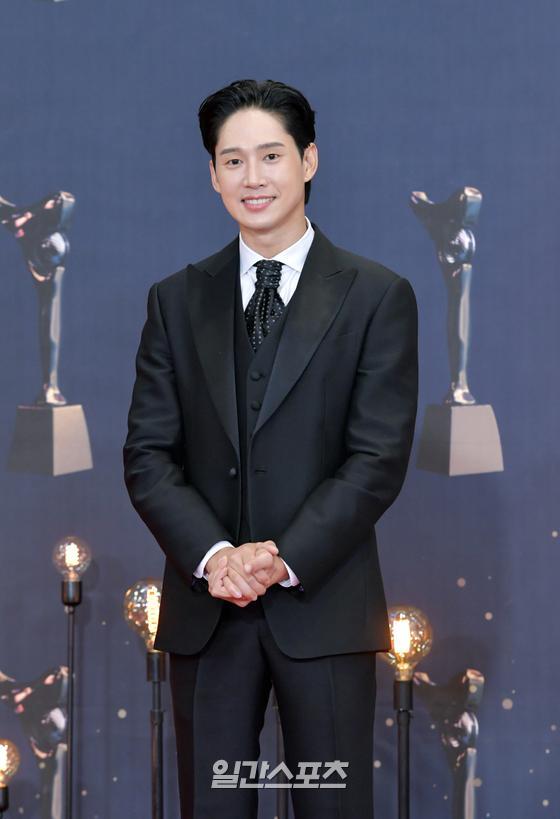 Actor Park Sung-hoon poses on the red carpet of 2021 KBS Acting Grand Prize held at KBS in Yeouido, Seoul on the night of the 31st.