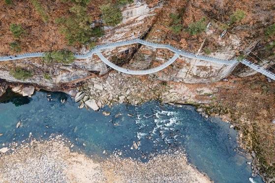 강원도 철원 한탄강 주상절리길은 유네스코 세계지질공원의 웅장한 풍광을 온몸으로 느끼는 길이다. 절벽 30~40m 높이에 설치한 잔도가 3.6km 이어진다.
