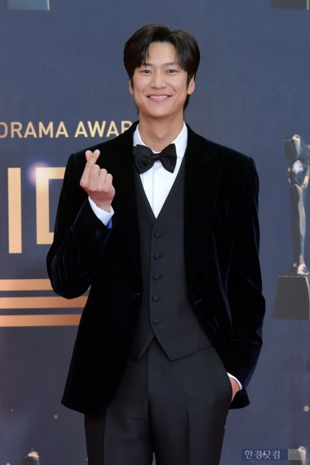 Actor Na In-woo poses on the red carpet of 2021 KBS Acting Grand Prize held at KBS in Yeouido, Seoul on the afternoon of the 31st. (Photo provision=KBS)