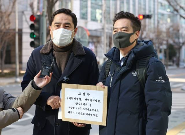 유튜브 채널 가로세로연구소(가세연)를 운영하는 강용석 변호사와 김세의 전 MBC기자가 연일 여야 정치인을 고발하고 있다. 사진은 지난 17일 서울경찰청에서 이재명 더불어민주당 후보의 아들을 고발하기에 앞서 발언하고 있는 강 변호사와 김 전 기자의 모습. 연합뉴스