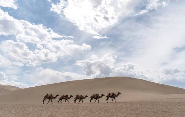과거 유라시아 대륙을 동서로 가로지르며 무역이 활발했던 실크로드. 안경은 실크로드뿐만 아니라 인도양을 기반으로 하는 새로운 해양 무역로를 통해 서양에서 동양으로 전파되며 새로운 무역로를 만들어냈다. [사진 출처 = 게티이미지뱅크]