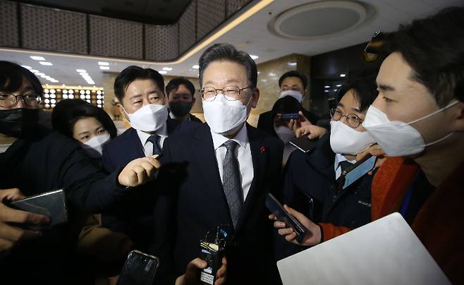 더불어민주당 이재명 대선 후보가 22일 오후 서울 여의도 국회에서 열린 의원총회를 마치고 취재진의 질문에 답하고 있다. 박종민 기자