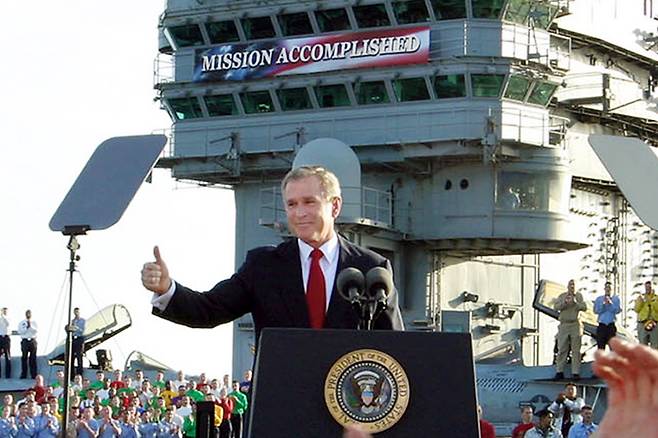조지 W. 부시 전 미국 대통령이 2003년 5월 항공모함 에이브러햄 링컨함에서 이라크 전쟁 종전 선언을 하고 있다. 2021.12.31 AP 연합뉴스