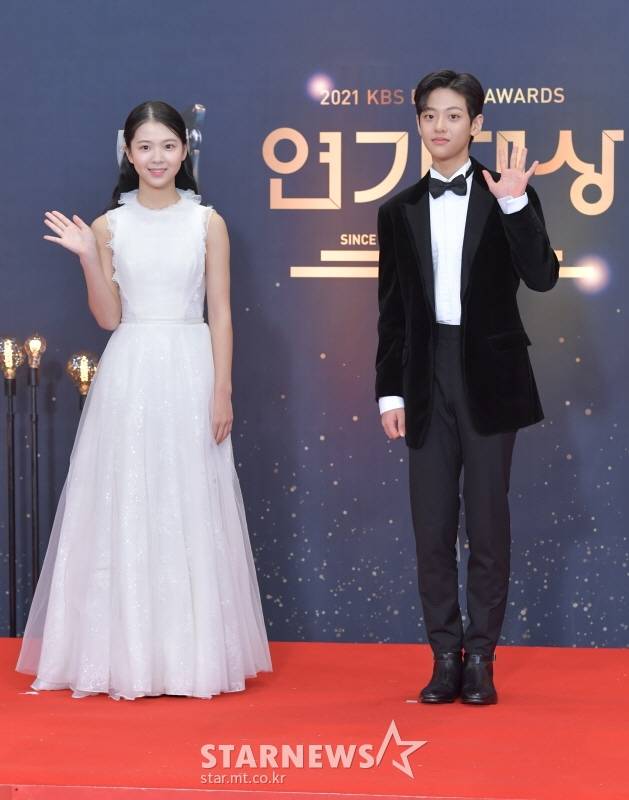 고우림-최명빈 '깜찍한 손인사'[★포토]