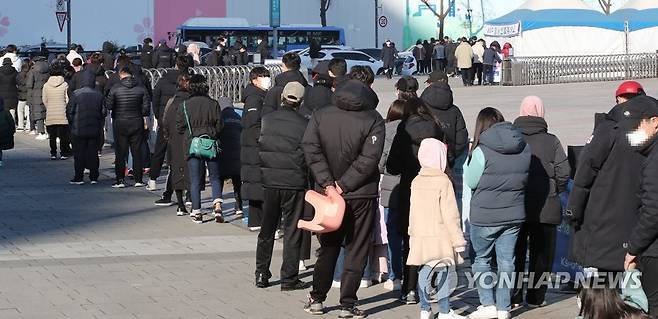 폭증한 선별검사, 몇 시간 대기는 기본 (서울=연합뉴스) 황광모 기자 = 신종 코로나바이러스 감염증(코로나19) 신규 확진이 사상 최다인 7천175명을 기록한 8일 오전 서울 송파구 올림픽 공원에 설치된 임시선별진료소에를 찾은 시민들이 검사를 받기 위해 긴 줄을 서 있다.  2021.12.8 hkmpooh@yna.co.kr