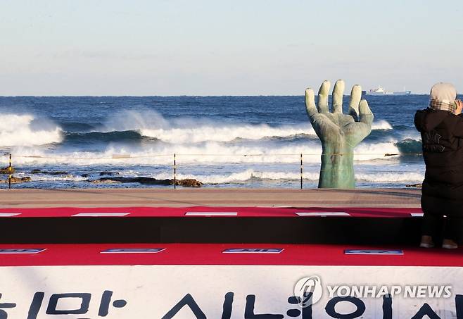 썰렁한 포항 해맞이광장 (포항=연합뉴스) 손대성 기자 = 31일 오후 경북 포항시 남구 호미곶면 호미곶해맞이광장 주변이 교통 통제로 한산한 모습을 보이고 있다.
    포항시는 신종 코로나바이러스 감염증(코로나19) 확산 우려에 따라 1월 1일 개최하려던 한민족해맞이축전을 취소하고 광장 주변 도로를 통제하고 있다. 2021.12.31 sds123@yna.co.kr