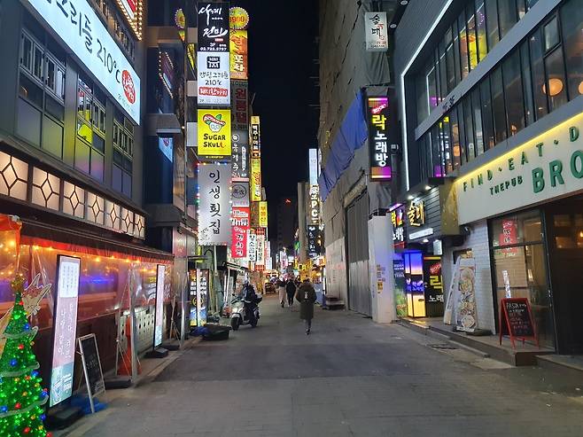 썰렁한 종각 젊음의 거리 먹자골목    [촬영 김치연]