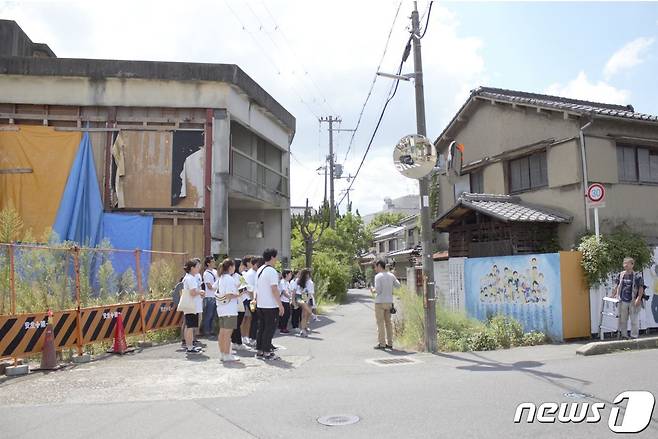 우토로 마을 입구에 세워진 입간판의 모습이 보인다. 이 간판들이 이번 화재로 모두 소실되었다.(몽당연필 제공) © 뉴스1