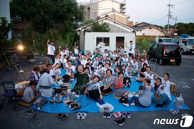 2017년 한국과 재일동포 청년들이 우토로에서 만났다. 우토로 주민들과 불고기 모임을 하던 '에루화' 앞 마당.(몽당연필 제공) © 뉴스1