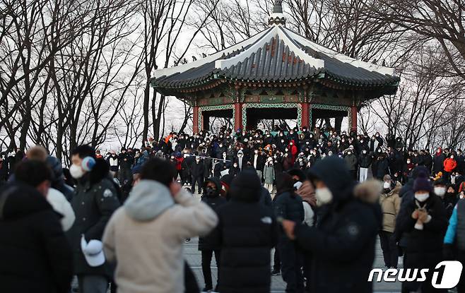 2022 임인년 새해 첫날인 1일 서울 남산을 찾은 시민들이 새해 첫 일출을 기다리고 있다. 2022.1.1/뉴스1 © News1 박지혜 기자