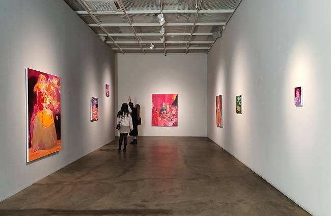 회화 작품의 크기는 캔버스 규격을 의미하는 호수에 따라 정해진다. 호수는 작품을 거래할 때 호당 가격을 책정하는 기준이 된다. 사진은 지난해 1월 22일부터 2월 28일까지 서울 종로구 아트사이드갤러리에서 열린 송승은·오지은·이미솔 작가 3인전 `오늘, 순간, 감정` 전시장. 맨 왼쪽에 전시된 작품과 중앙의 정면에 보이는 작품이 100호다. /사진=송경은 기자