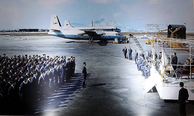 대한항공공사의 지속되는 적자로 민영화가 추진되면서 이를 한진그룹 산하로 편입해 대한항공이 탄생했다. 1969년 [국립항공박물관 제공]