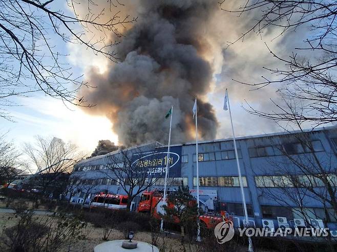 귀뚜라미보일러 아산공장서 큰불 (아산=연합뉴스) 이은중 기자 = 1일 오전 7시 48분께 충남 아산시 탕정면 귀뚜라미보일러 공장에서 큰불이 나 검은 연기가 치솟고 있다. 2022.1.1. jung@yna.co.kr