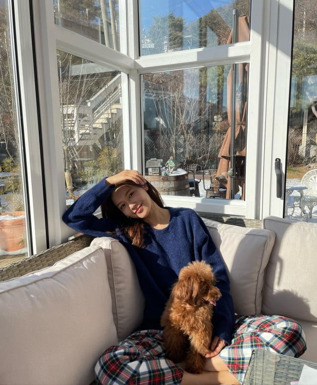 Group Girls Generation member and actor Choi Sooyoung delivered a New Years greeting.Choi Sooyoung said on his 2nd day in his instagram that New Year # You will be done if you say Hope and gave a new greeting to his new title.In the photo, Choi is sitting on a terrace sofa, studying scripts and snacking on dogs. A clear smile and a lovely atmosphere attract attention.Choi Sooyoung is in public with Actor Jung Kyung-ho, who was cast in Drama You Say Hope.