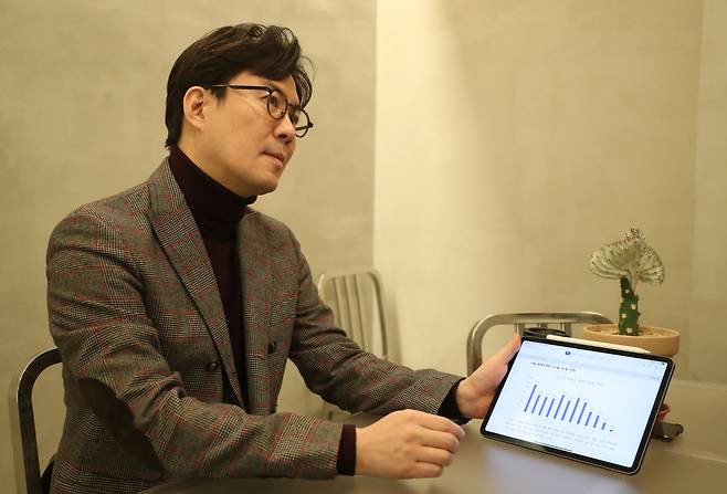 김경민 서울대 환경대학원 교수가 지난해 12월 27일 오전 서울 강남구 역삼동 한 커피숍에서 본지와 인터뷰를 갖고 2022년 주택 시장 전망에 대해 설명하고 있다. /장련성 기자