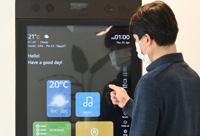 LG전자 직원이 경기도 판교에 있는 'LG 씽큐 홈'에서 스마트미러를 활용해 KT 기가지니가 제공하는 인공지능 서비스를 이용하고 있다.ⓒLG전자