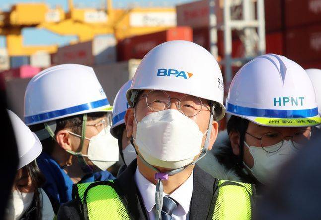 이재명 더불어민주당 대선 후보가 1일 오후 부산 강서구 부산신항을 방문, 새해 첫 출항을 앞둔 컨테이너선 등의 안전항행을 기원하는 행사를 가진 뒤 항만시설을 둘러보고 있다. ⓒ뉴시스