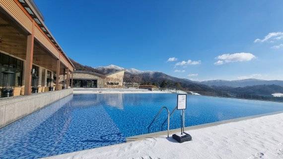 세이지우드 홍천 호텔 야외 수영장. 멀리 보이는 소뿔산 설경과 대조로 장관이다.